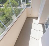 Die verglaste Loggia der 2-Zimmer-Wohnung in Dubnica nad Váhom bietet einen Blick ins Grüne.