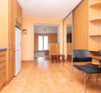 Küche und Esszimmer in einer 2-Zimmer-Wohnung mit Holzmöbeln und Keramikfliesen.