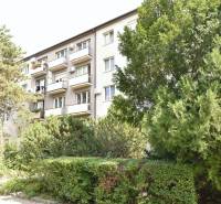 Ein Wohnhaus umgeben von Grünflächen in der Smolnícka-Straße in Bratislava - Ružinov, mit Balkonen.