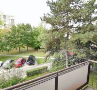 Blick aus einer 2-Zimmer-Wohnung in der Smolnícka-Straße in Bratislava-Ružinov. Parkmöglichkeiten und Grünflächen.