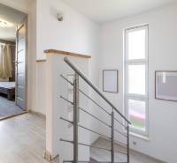 Einfamilienhaus mit Treppe und Eingang zum Zimmer, helles Interieur mit Dekorationen.