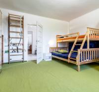 Kinderzimmer in einem Einfamilienhaus mit Etagenbett, Sprossenwand und Stauraum.