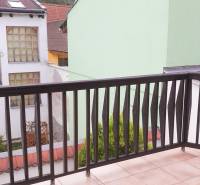 Balkon mit Blick auf Gebäude, 2-Zimmer-Wohnung in der Vrátna-Straße in Košice.
