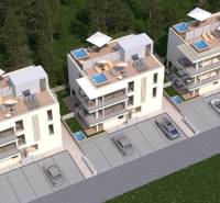 Drei moderne Apartmentgebäude mit Terrassen, Jacuzzi und Parkplätzen, umgeben von Grünflächen.