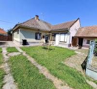 Einfamilienhaus umgeben von einem Garten in der Straße Čierna Voda in Čierna Voda, Grundstücke - Wohnen.