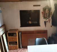 Interieur der Hütte mit Möbeln und Dekorationen, einfacher Raum.