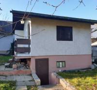 Ein Haus in Mojšova Lúčka, Žilina, mit Garten, Treppen und einem Außeneingang zum Keller.