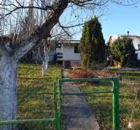 Ein Garten und eine Hütte, umgeben von Bäumen, in der Straße Mojšova Lúčka in Žilina.