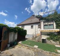 Einfamilienhaus in Hundsheim mit weißer Fassade, Terrasse und Gartenbereich.