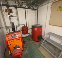 Heizraum in einem Einfamilienhaus mit Kessel und Speicher.