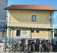 Fahrräder, die im Unterstand vor den Geschäftsräumen in St. Andrä am Zicksee geparkt sind.