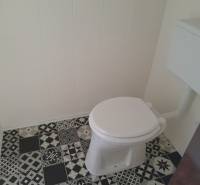 Toilette mit Keramikboden in Geschäftsräumen.