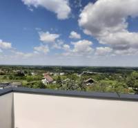 Blick von der Villa in Hainburg an der Donau auf die weite Landschaft und den Himmel.
