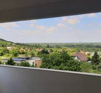 Blick von der Villa in Hainburg an der Donau, umgeben von Natur und Hausdächern.