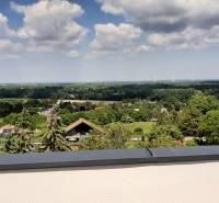 Blick von der Villa in Hainburg an der Donau auf die Landschaft mit Windkraftanlagen und Häusern.