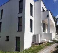Eine Villa in Hainburg an der Donau mit weißer Fassade und minimalistischem Design.