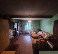 Rustikales Interieur einer Hütte mit Möbeln und einem Sofa in einem gemütlichen Raum.