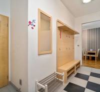 Flur mit Garderobenwand und Schuhschrank in einer 3-Zimmer-Wohnung, der ins Esszimmer führt.