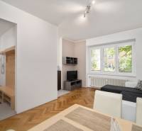 Wohnzimmer mit Sofa, Esstisch und Flur in einer 3-Zimmer-Wohnung.