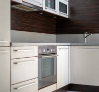 Küche in einer 3-Zimmer-Wohnung mit Spüle, Backofen und Schränken.