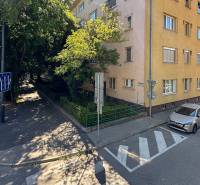 Karadžičova Straße in Bratislava - Altstadt mit einem Gebäude und geparkten Autos.