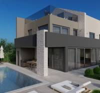 Villa in Poreč mit Pool, Terrasse, Liegestühlen und Grünflächen in ruhiger Umgebung.