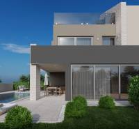 Villa in Poreč mit Garten, Pool und Terrasse unter blauem Himmel.