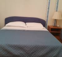 Schlafzimmer im Einfamilienhaus mit Doppelbett und Nachttischen.