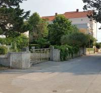 Ein Einfamilienhaus im Dorf Vrsi mit umliegendem Grün und Meerblick.