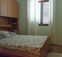 Gemütliches Schlafzimmer mit Einbauschränken und Bett in einem Einfamilienhaus.