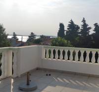 Die Terrasse des Einfamilienhauses in Vrsi mit Blick auf das Meer und die Natur.