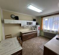 Der Flur in einem Einfamilienhaus mit Holzverkleidung und Eingangstür.