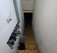 Die Treppe führt in den Keller eines Einfamilienhauses, auf den Stufen liegen Sachen.