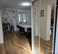 Innenraum eines Einfamilienhauses mit Billardtisch, Tisch und Stühlen, Holzboden.