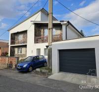 Einfamilienhaus in der Rybničná-Straße im Ort Veľká Mača, mit Parkplätzen und Garage.