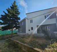 Einfamilienhaus in der Rybničná-Straße in Veľká Mača mit einem großen Baum im Garten.