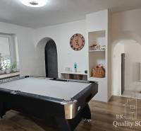 Ein Billardzimmer in einem Einfamilienhaus, elegante Dekoration und gemütliche Atmosphäre.