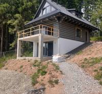 Eine Hütte in Korňa, umgeben von Wald, mit einer Terrasse inmitten der Natur zu verkaufen.