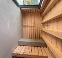 Holzinterieur in einer Hütte mit Blick auf die Natur durch ein großes Fenster.