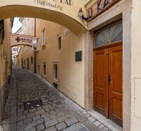 Die enge Gasse aus Stein in Bratislava - Altstadt auf der Baštová, umgeben von historischen Gebäuden.
