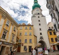 Baštová Straße in Bratislava - Altstadt, historische Architektur und Michaelerturm.