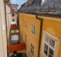 Der enge Durchgang zwischen den historischen Gebäuden in der Baštová-Straße in Bratislava - Altstadt.