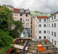 Blick auf die Gebäude und Vegetation im Hof in der Baštová-Straße, Bratislava - Altstadt.