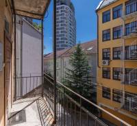 Balkon mit Blick auf Gebäude und einen Turm in Bratislava - Historischer Kern, Karpatská.