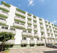 Ein Gebäude mit Balkonen und einem Parkplatz in der Ondavská-Straße in Bratislava-Ružinov.