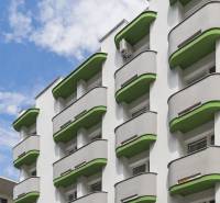 Die Fassade des Gebäudes mit Balkonen in der Ondavská-Straße, Bratislava - Ružinov.
