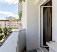 Balkon in einer Einzimmerwohnung in der Ondavská Straße, Bratislava - Ružinov, mit Blick auf Grünflächen und Gebäude.