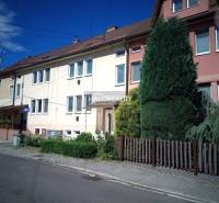 Reihenhaus in Nováky mit gepflegtem Garten und Vorgarten in einer ruhigen Straße.
