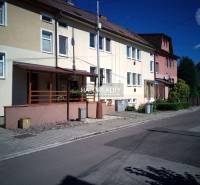 Ein Einfamilienhaus in Nováky mit einem Vorgarten und einem gepflegten Gehweg entlang der Straße.