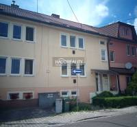 Ein Einfamilienhaus in Nováky mit Garage und Blumendekoration an der Fassade.